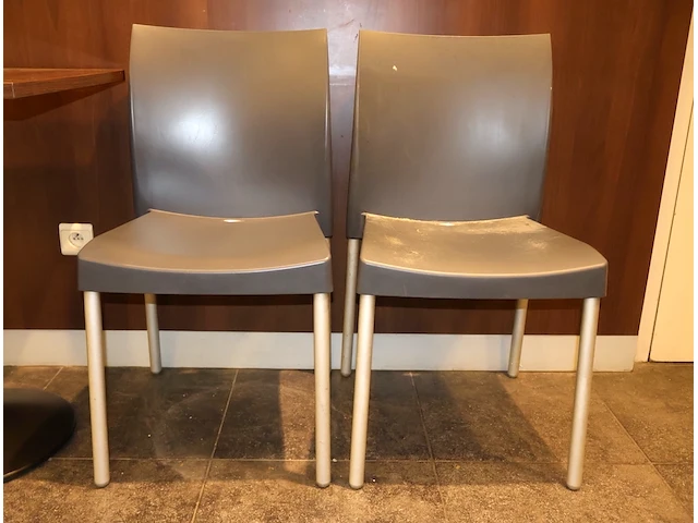 Bistrotafel (x2) en stoelen (x4) - afbeelding 3 van  5
