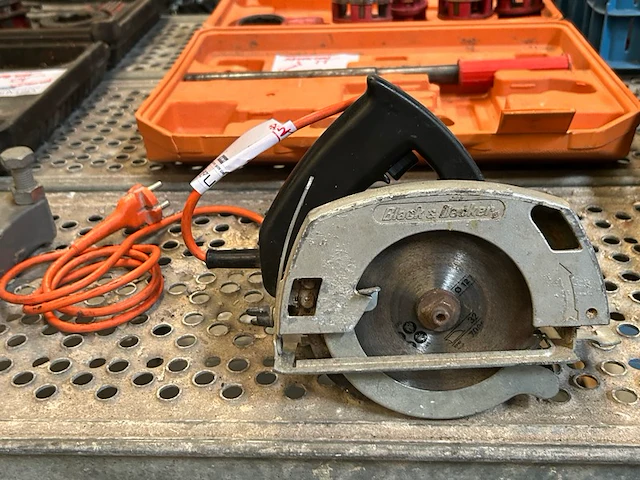 Black and decker handcirkelzaag - afbeelding 1 van  4