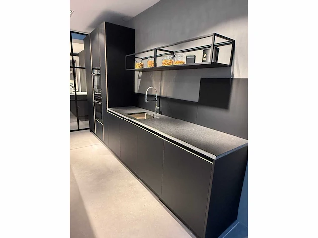 Black line + style extrem - black line + style extrem - toonzaal keuken - afbeelding 3 van  6