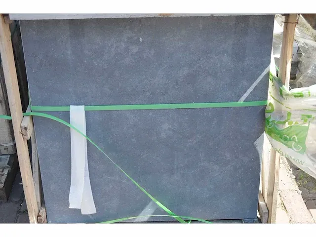 Blauwe hardsteen tegels 80x80x3cm gezoet met facetrand - afbeelding 1 van  6
