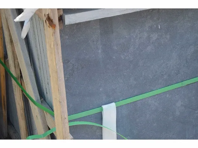 Blauwe hardsteen tegels 80x80x3cm gezoet met facetrand - afbeelding 2 van  6