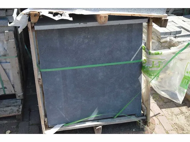 Blauwe hardsteen tegels 80x80x3cm gezoet met facetrand - afbeelding 3 van  6