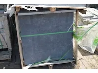 Blauwe hardsteen tegels 80x80x3cm gezoet met facetrand - afbeelding 3 van  6