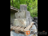 Blauwe hardstenen stoepranden en waterdruppeltjes