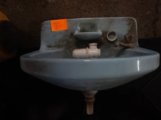 Blauwe lavabo (vintage) - afbeelding 2 van  2