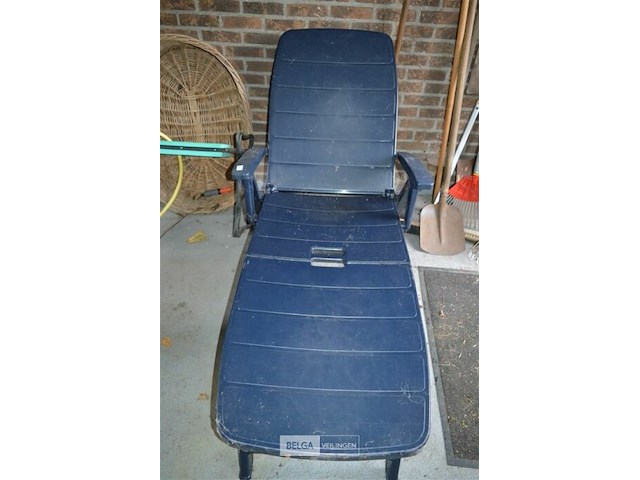 Blauwe ligstoel - afbeelding 1 van  3