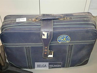 Blauwe reiskoffer en 2 zwemvliezen - afbeelding 1 van  5