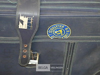 Blauwe reiskoffer en 2 zwemvliezen - afbeelding 2 van  5