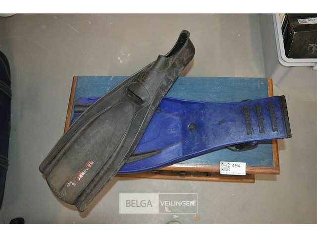 Blauwe reiskoffer en 2 zwemvliezen - afbeelding 3 van  5