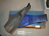 Blauwe reiskoffer en 2 zwemvliezen - afbeelding 3 van  5