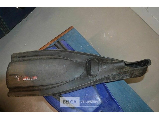 Blauwe reiskoffer en 2 zwemvliezen - afbeelding 4 van  5