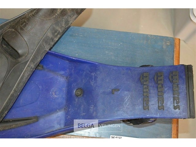 Blauwe reiskoffer en 2 zwemvliezen - afbeelding 5 van  5