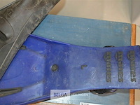 Blauwe reiskoffer en 2 zwemvliezen - afbeelding 5 van  5