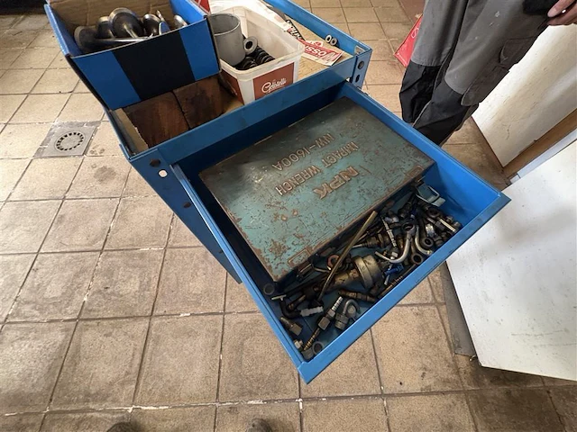 Blauwe rolkar met inhoud - afbeelding 8 van  9