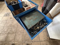 Blauwe rolkar met inhoud - afbeelding 8 van  9