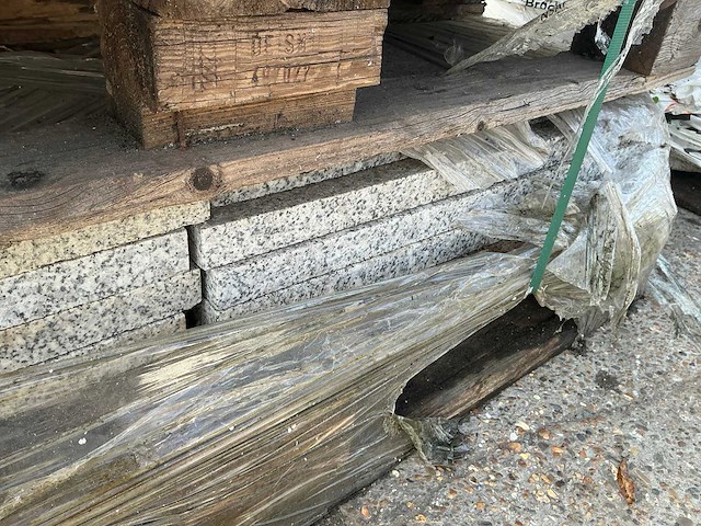 Blauwsteen en graniet 4 pallet - afbeelding 4 van  9
