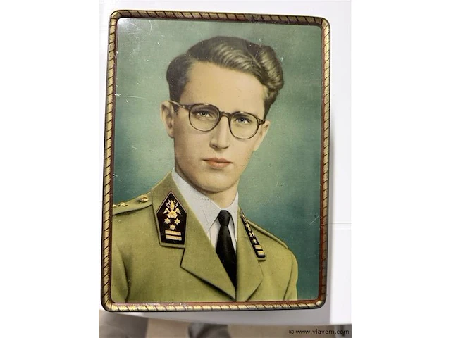 Blikken doos met opschrift prins bouwdewijn - afbeelding 1 van  3