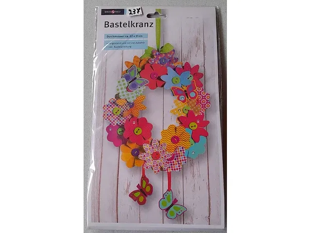 Bloemenkrans met hangers vlinders - afbeelding 1 van  5