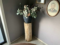Bloempot met kunstplant op houten zuil - afbeelding 1 van  2