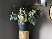 Bloempot met kunstplant op houten zuil - afbeelding 2 van  2