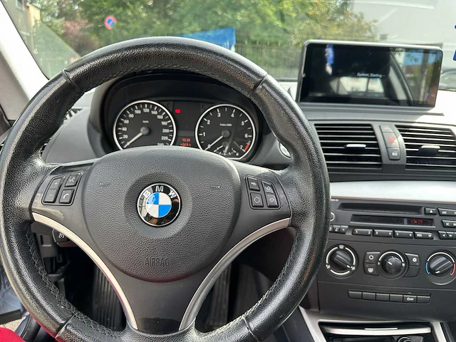 Bmw - 1 reeks (1-serie) - 118i - personenauto - afbeelding 9 van  33