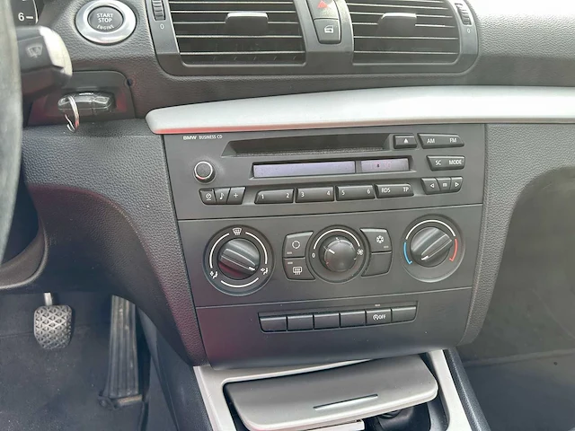Bmw - 1 reeks (1-serie) - 118i - personenauto - afbeelding 18 van  33