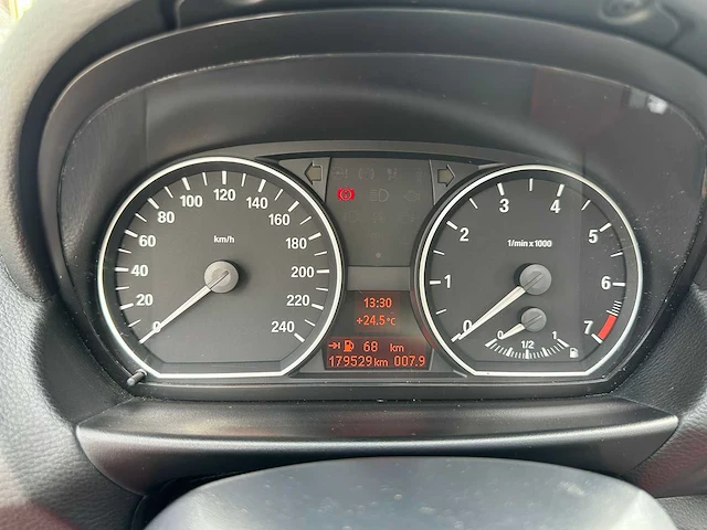 Bmw - 1 reeks (1-serie) - 118i - personenauto - afbeelding 21 van  33