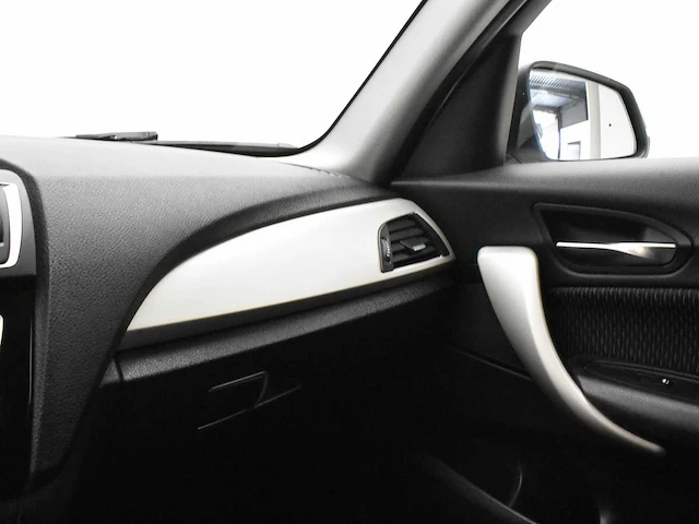 Bmw - 116i - car - 2015 - afbeelding 11 van  43