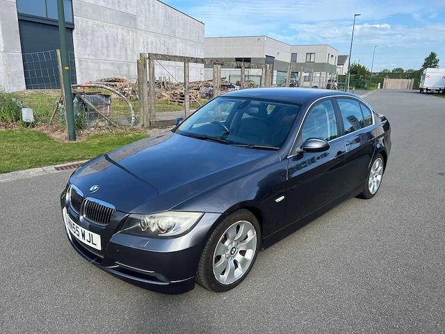 Bmw - 2005 - 330 i - personenauto - afbeelding 12 van  19
