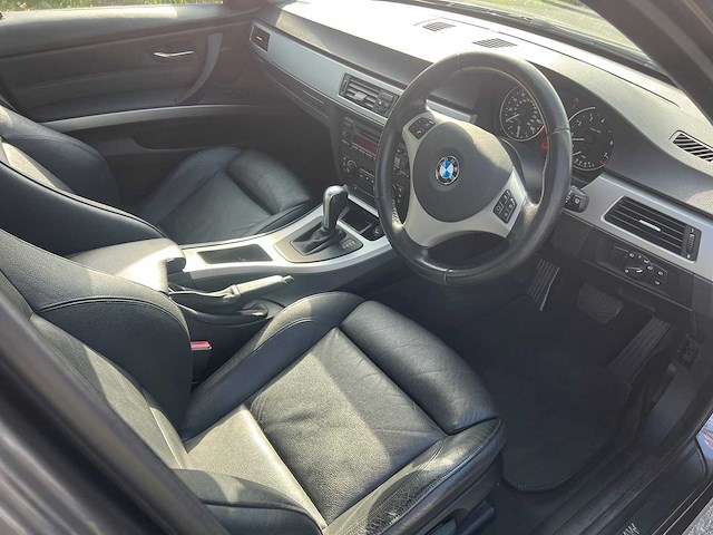 Bmw - 2005 - 330 i - personenauto - afbeelding 7 van  19