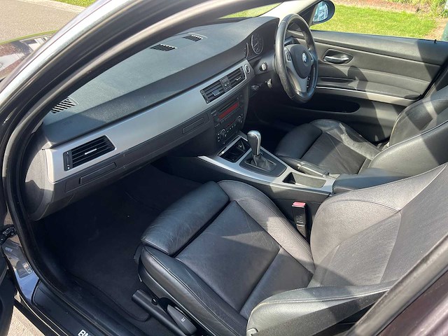 Bmw - 2005 - 330 i - personenauto - afbeelding 8 van  19