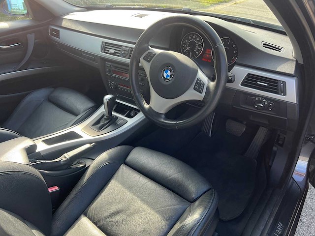Bmw - 2005 - 330 i - personenauto - afbeelding 9 van  19