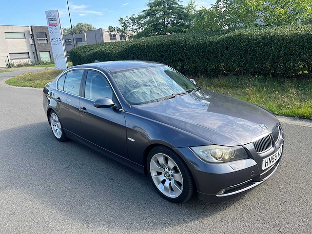 Bmw - 2005 - 330 i - personenauto - afbeelding 1 van  19