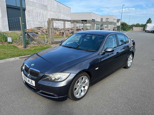 Bmw - 2005 - 330 i - personenauto - afbeelding 12 van  19