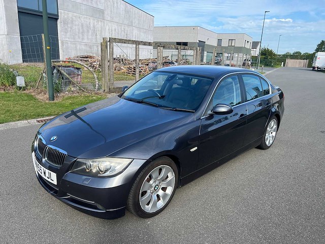 Bmw - 2005 - 330 i - personenauto - afbeelding 13 van  19