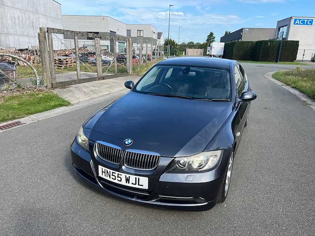 Bmw - 2005 - 330 i - personenauto - afbeelding 15 van  19