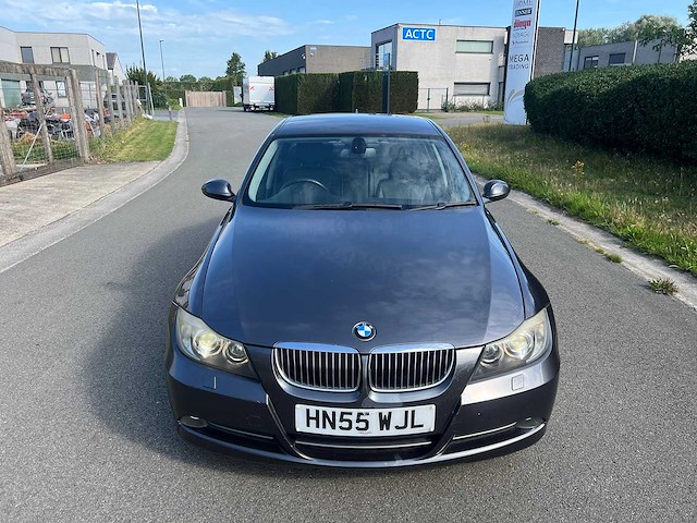 Bmw - 2005 - 330 i - personenauto - afbeelding 16 van  19