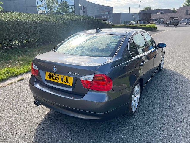 Bmw - 2005 - 330 i - personenauto - afbeelding 17 van  19