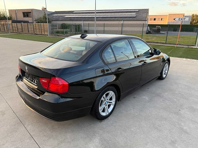 Bmw - 2011 - 318 - personenauto - afbeelding 2 van  31
