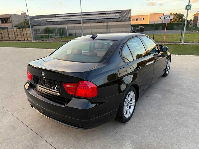 Bmw - 2011 - 318 - personenauto - afbeelding 4 van  31