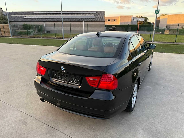 Bmw - 2011 - 318 - personenauto - afbeelding 5 van  31