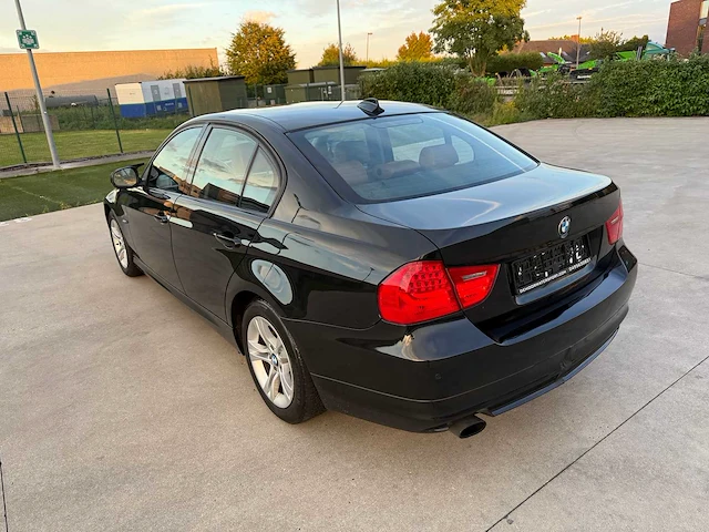 Bmw - 2011 - 318 - personenauto - afbeelding 8 van  31