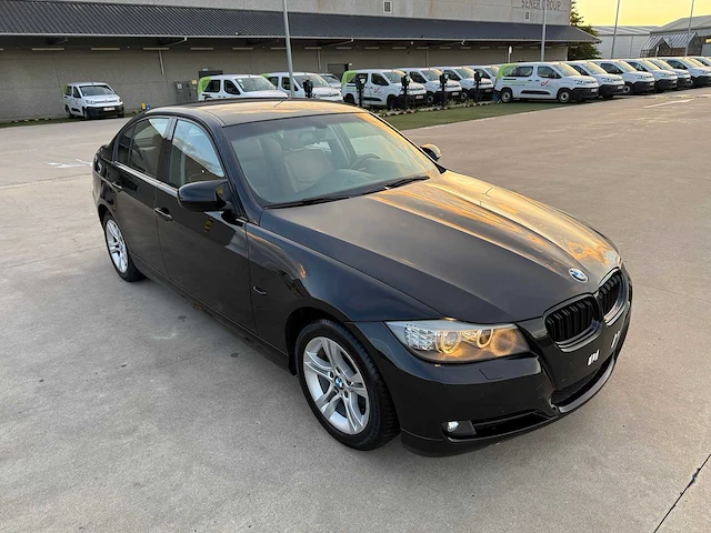 Bmw - 2011 - 318 - personenauto - afbeelding 31 van  31
