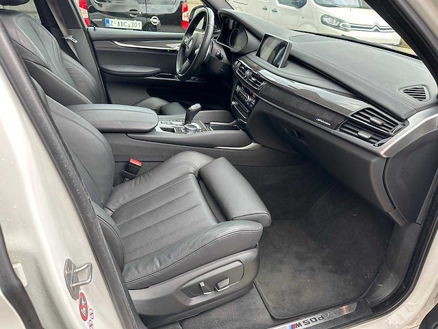 Bmw - 2016 - m50d - personenauto - afbeelding 10 van  27