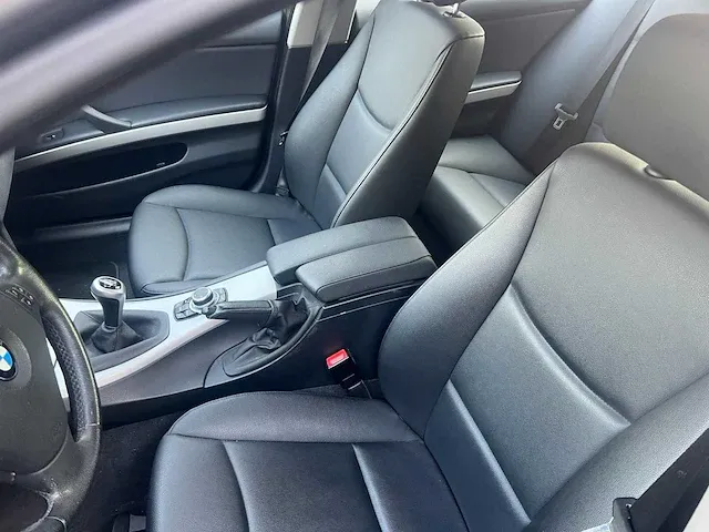 Bmw 318d uit 2010 - afbeelding 10 van  12