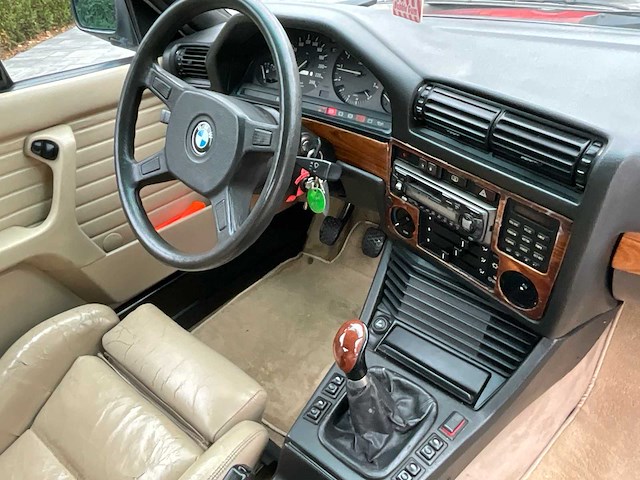Bmw 320 i - afbeelding 26 van  51