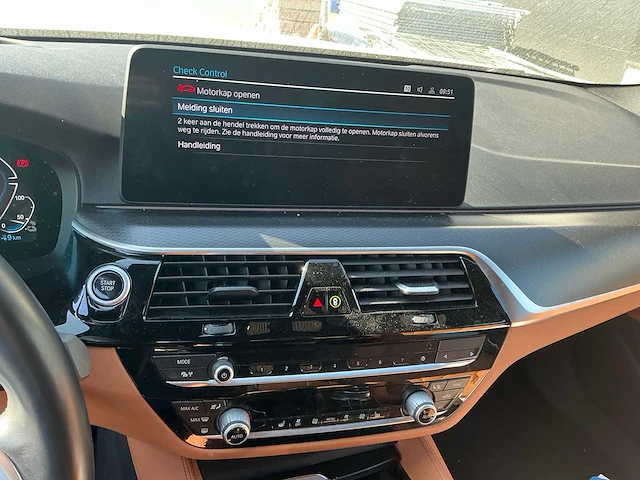 Bmw 530e touring stationwagen - afbeelding 14 van  14