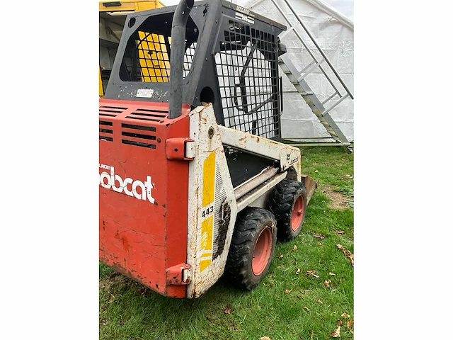 Bobcat 443 – compacte schranklader – diesel – werkend - afbeelding 17 van  21