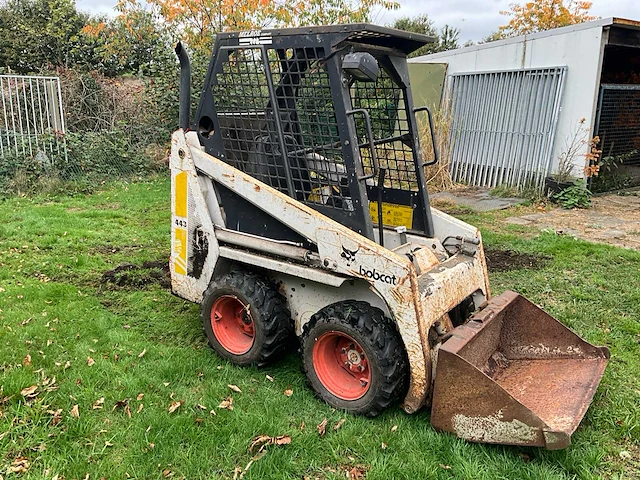 Bobcat 443 – compacte schranklader – diesel – werkend - afbeelding 18 van  21