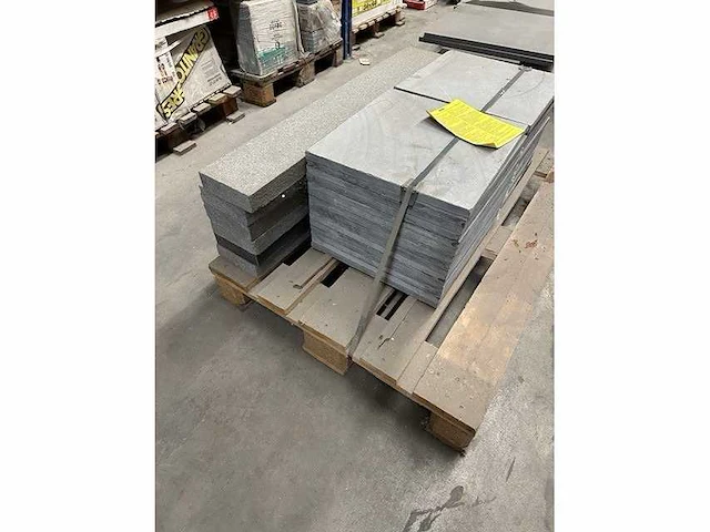 Boordsteen peperino dark gevlamd , arduin 40x40x2 - afbeelding 1 van  1